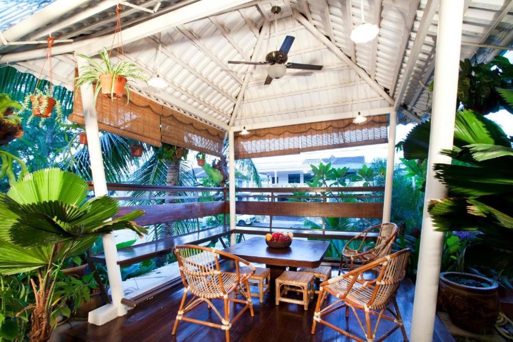 Oyo 90855 Vince Villa Букит-Мертаджам Экстерьер фото